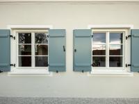 Denkmalgerechte Holzfenster weiss mit blauen Fensterläden