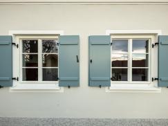 Denkmalgerechte Holzfenster weiss mit blauen Fensterläden