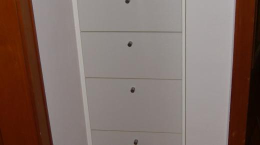 Schrank in Kachelofen Nische