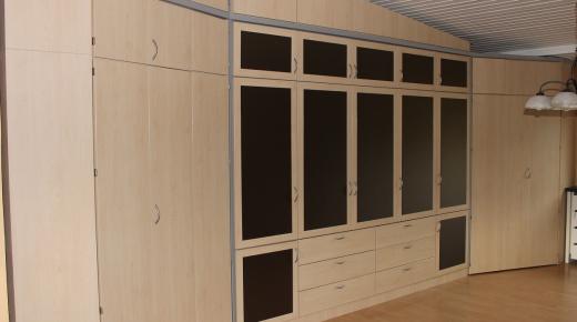 Wohnzimmerwand mir Arbeitsplatz