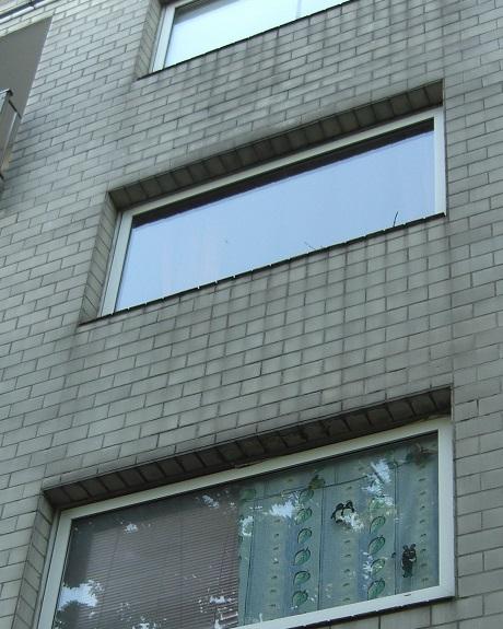 Fenster in Mehrfamilienhaus