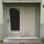 Haustür in weiß mit Seitenteil vorher
