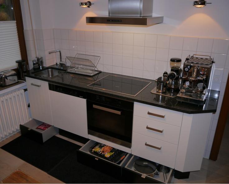 Küche mit Sockelschubkasten