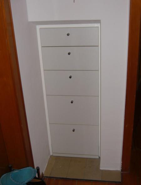 Schrank in Kachelofen Nische